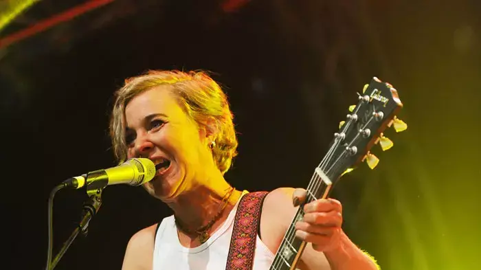 קריסטין הרש, סולנית Throwing Muses