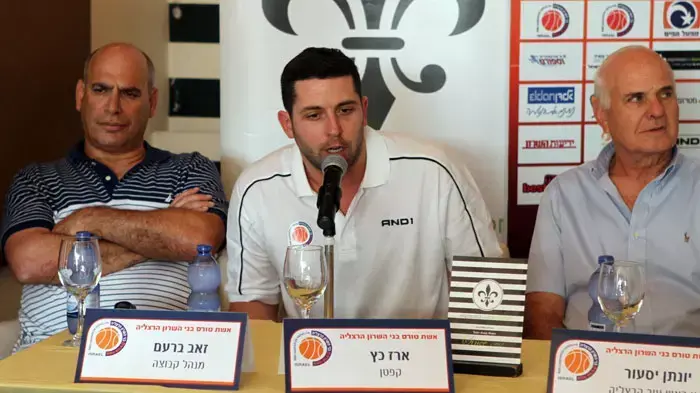 יונתן יסעור סגן ראש עיריית הרצליה, ארז כץ קפטן בני השרון הרצליה, זאב ברעם מנהל הקבוצה