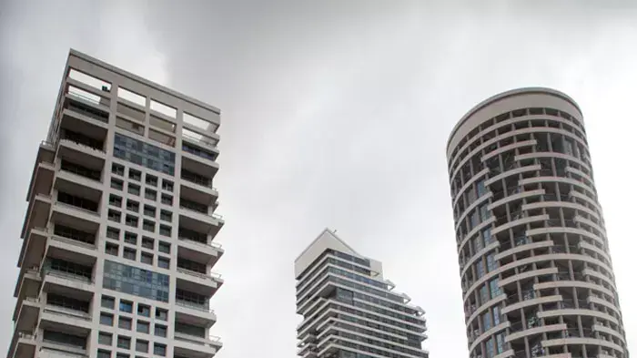 שלטי מחאה נגד החזרתו של גלעד שליט במגדלי אקירוב תל אביב, אוקטובר 2011