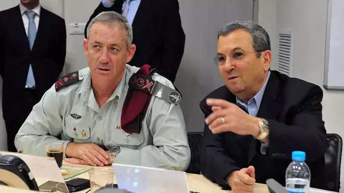 שר הביטחון, אהוד ברק, והרמטכ"ל, בני גנץ לפני חזרתו של גלעד שליט, מהחמ"ל בבסיס חיל האוויר בתל נוף, אוקטובר 2011