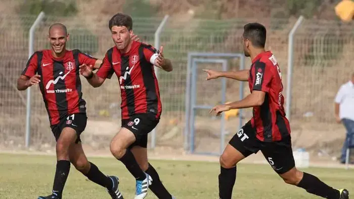 שי אהרון (במרכז) שחקן הפועל קטמון חוגג שער