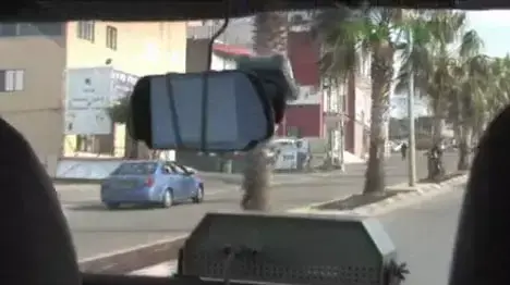 המצלמה הנסתרת של אור ירוק עם נהיגה נגד כיוון התנועה