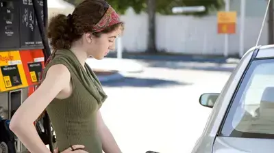 בחורה בתחנת דלק