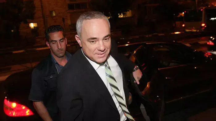 יובל שטייניץ מחוץ לבית הדין לעבודה מגיע לדיון בנוגע לשביתה, נובמבר 2011