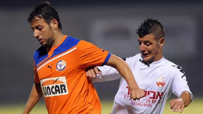 אסי בלדוט שחקן הפועל ראשון לציון עם יוסי תורג'מן שחקן הפועל באר שבע