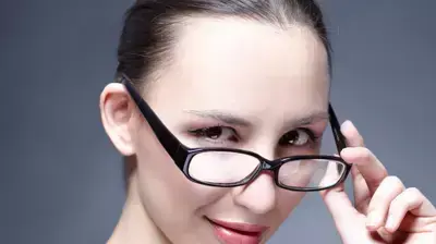 אישה עם משקפיים אישה עם משקפיים