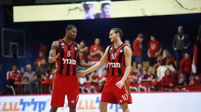 יובל נעימי שחקן הפועל ירושלים (ימין) עם די ג'יי סטרוברי