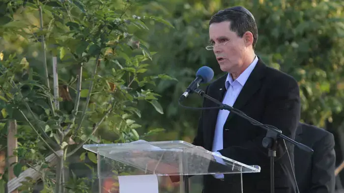 שלמה ינאי, מנכ"ל טבע, בהלווייתו של אלי הורוביץ, גבעת השלושה, נובמבר 2011