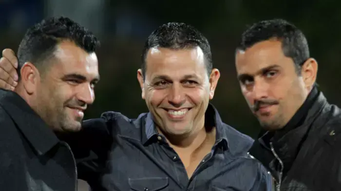 ניצן שירזי מאמן הפועל חיפה (אמצע) עם עוזרו שביט אלימלך (ימין), מאמן עירוני רמת השרון מנחם קורצקי