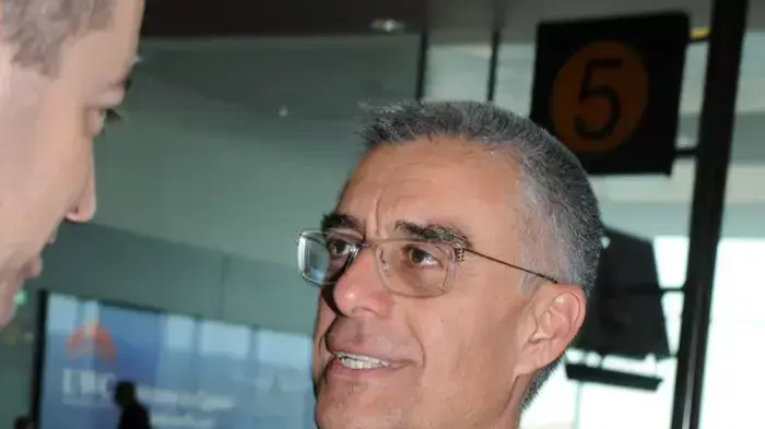 עוזי מור בשדה התעופה בדרך לקפריסין. צילום: ראובן כהן
