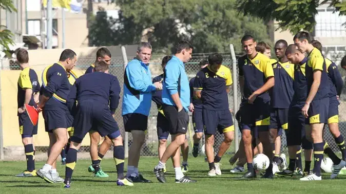 ניר לוין עם שחקני מכבי תל אביב