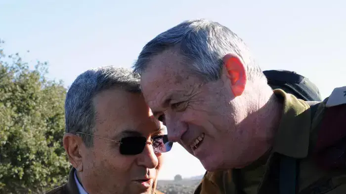 ברק וגנץ התבדחו: "החיילות שרות בהפסקות"