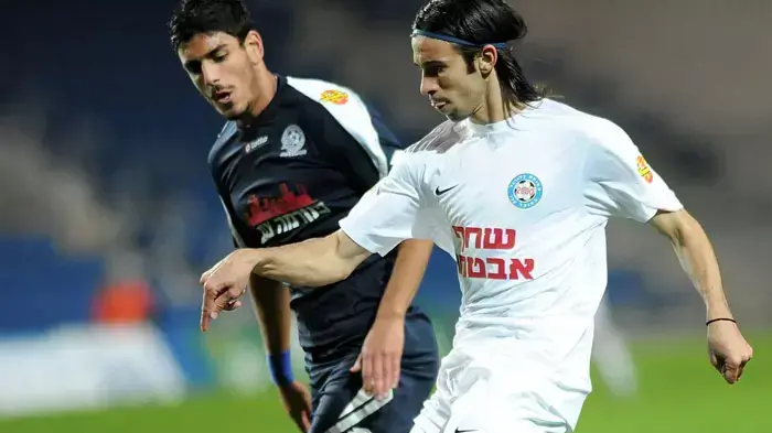 יובל שבתאי שחקן הפועל עכו לפני תומר אלבז שחקן מכבי פתח תקוה