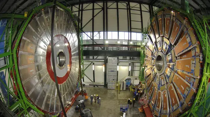 בתוך מאיץ החלקיקים של CERN, שוויץ