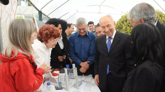 נשיא המדינה, שמעון פרס, ערך סיור במכון וולקני, דצמבר 2011