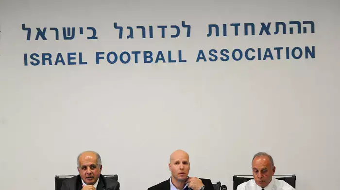 ישיבת מזכירות ההתאחדות לכדורגל, מימין היועץ המשפטי עו"ד משה אביבי, המנכ"ל אורי שילה, היו"ר אבי לוזון