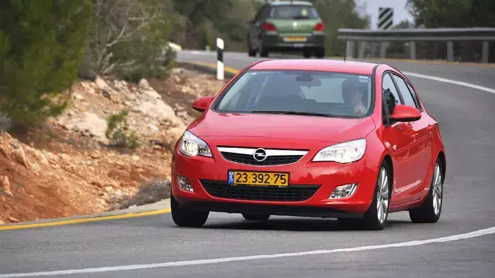 מבחן השוואתי: אופל אסטרה טורבו נגד פולקסווגן גולף TSI
