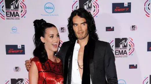 קייטי פרי וראסל ברנד בטקס פרסי MTV  של אירופה, נובמבר 2010 בראנד ראסל טקס אמטיוי
