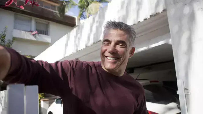 יאיר לפיד מחוץ לביתו יום אחרי שהודיע על פרישתו מערוץ 2, ינואר 2012
