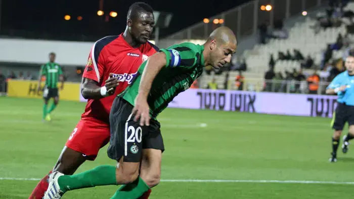 יניב קטן שחקן מכבי חיפה לפני פיטר אמבמבה שחקן בני סכנין