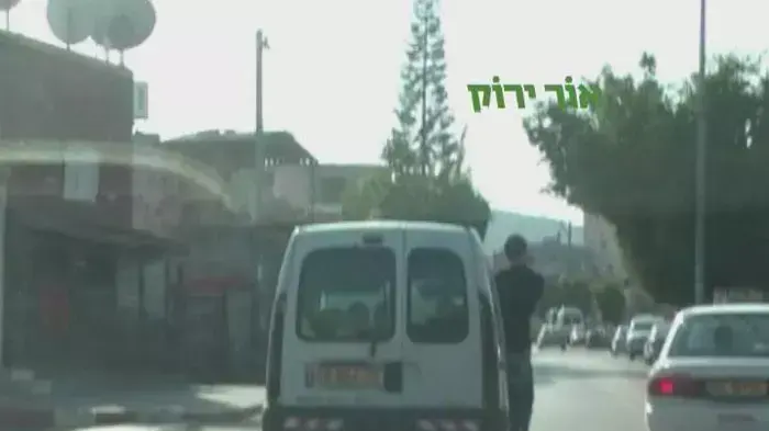 נוסע ברכב יושב על החלון