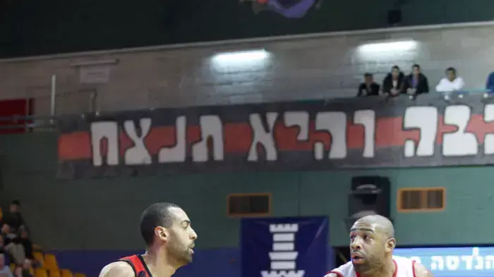 רומאו טראוויס שחקן גלבוע/גליל עליון (ימין) מול בריאן רנדל שחקן הפועל ירושלים