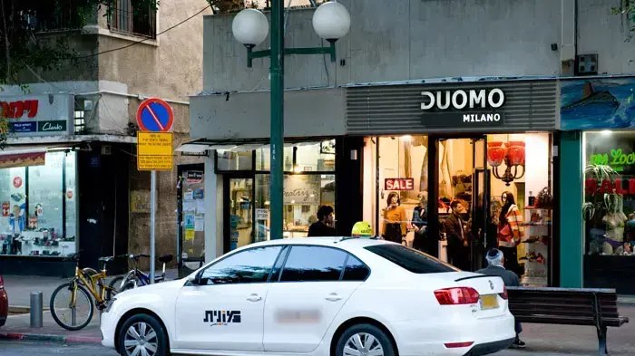 אנשים חונים באזורים אסורים לחנייה בתל אביב, ביום השביתה של הרשויות המקומיות, ינואר 2012