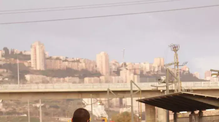 חיילים ברכבת לב המפרץ בחיפה, בבוקר הראשון בו נאסר עליהם לנסוע ברכבות מ6:00 עד 9:00, ינואר 2012