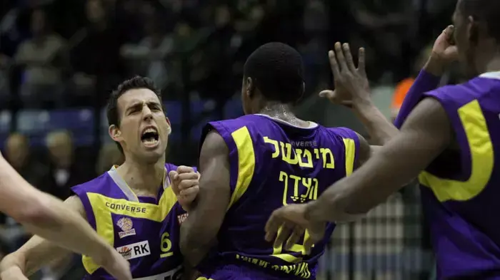 מורן רוט שחקן הפועל חולון חוגג עם טזמין מיטשל