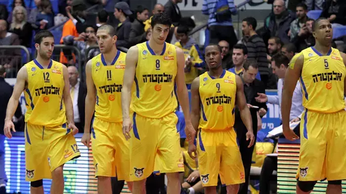 שחקני מכבי תל אביב ריצ'רד הנדריקס (ימין), דמונד מאלט, ליאור אליהו, טל בורשטיין, יוגב אוחיון