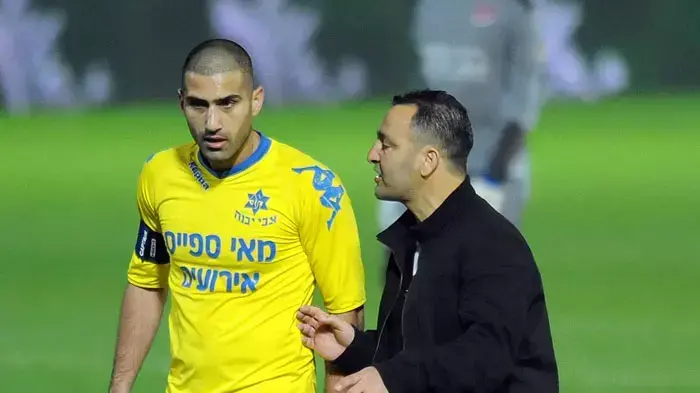 אורי קרגולה שחקן מכבי יבנה (משמאל)
