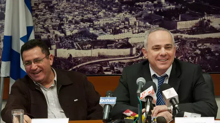 עופר עייני עם יובל שטיניץ במסיבת עיתונאים על סיום השביתה, פברואר 2011