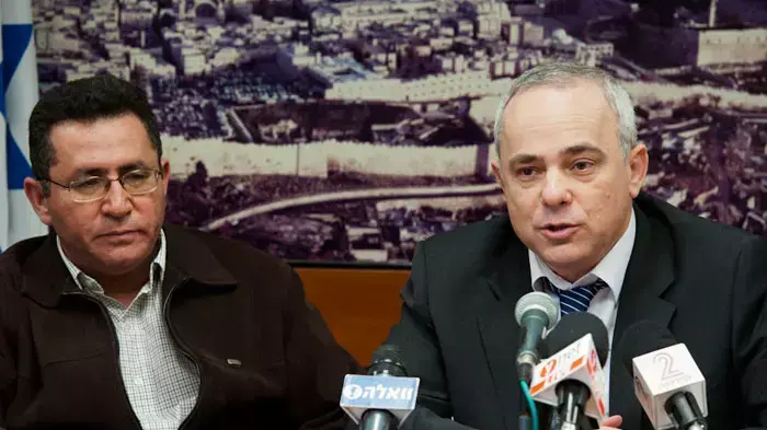 עופר עיני עם יובל שטייניץ במסיבת עיתונאים על סיום השביתה, פברואר 2011