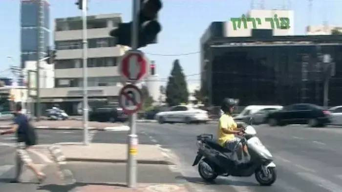 רכיבה מסוכנת של קטנועים במצלמה הנסתרת של אור ירוק
