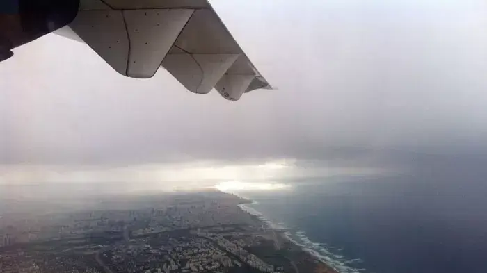 מזג אויר סוער, מחלון המטוס הממריא משדה דב, פברואר 2012