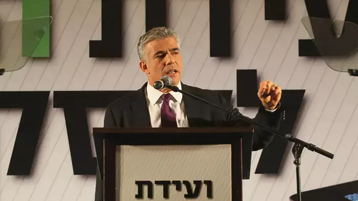 יאיר לפיד נואם בוועידת העיר לעסקים, פברואר 2012