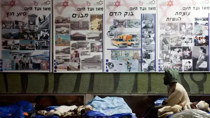 בית מחסה זמני שהקים מד"א לפליטים מדרפור בגינת לוינסקי. תל אביב, פברואר 2012