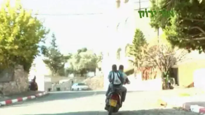 רוכב קטנוע ללא קסדה נמלט מניידת משטרה
