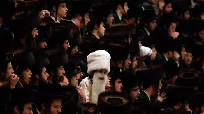 ילד חרדי בחגיגת פורים בבית כנסת בירושלים