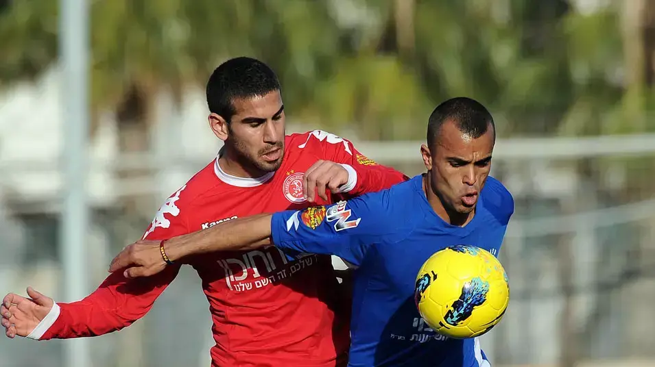 מוראד אבו ענזה שחקן בני לוד (ימין) מול רועי גורדנה שחקן הפועל תל אביב