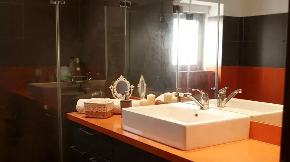 אמבטיה כתומה ומאוד נקייה