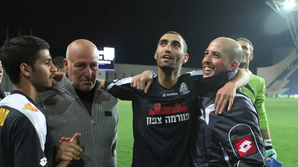 עומר גולן שחקן מכבי פתח תקוה (שני מימין)