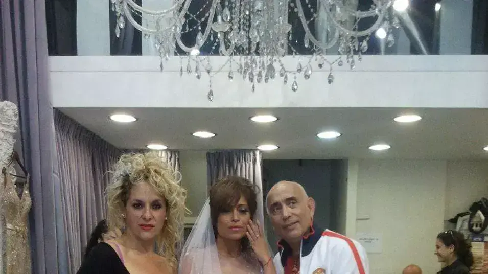 אביבית מהאח הגדול מודדת שמלות כלה בהכנות לשבוע האופנה לכלות