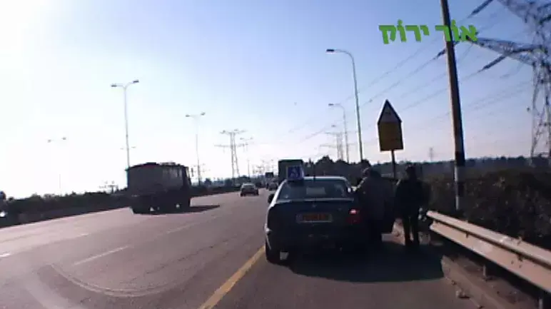 עבירות תנועה מהמצלמה הנסתרת של אור ירוק החלפת נהגים בכביש מהיר