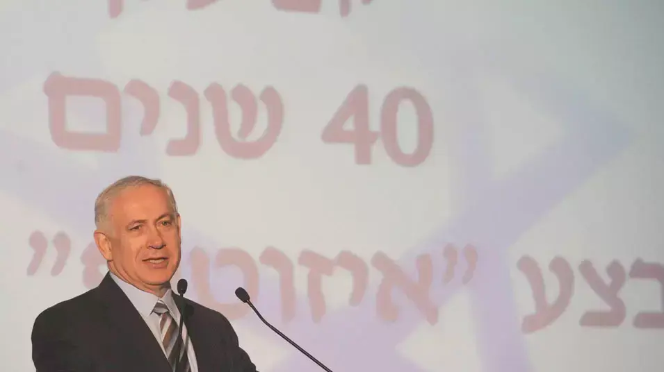 ראש הממשלה בנימין נתניהו בכנס לציון 40 שנה למבצע איזוטופ ברמת אפעל, אפריל 2012