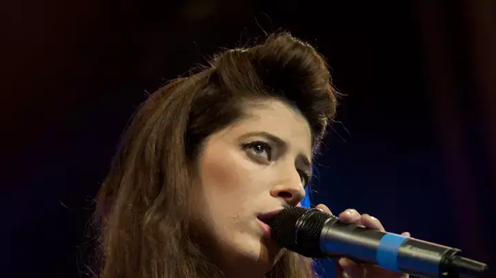אפרת גוש במופע מחווה לחלונות הגבוהים