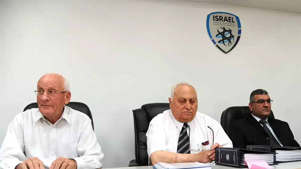 דייני בית הדין של ההתאחדות: עמי פזטל (במרכז), יהושע גרוס (משמאל), עמאל פלאח