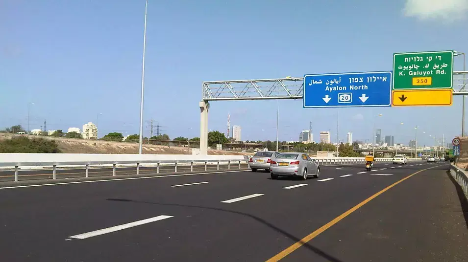 כביש 1 הכניסה לתל אביב עם הנתיב המהיר היוצר צוואר בקבוק
