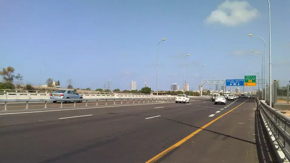כביש 1 הכניסה לתל אביב עם הנתיב המהיר היוצר צוואר בקבוק