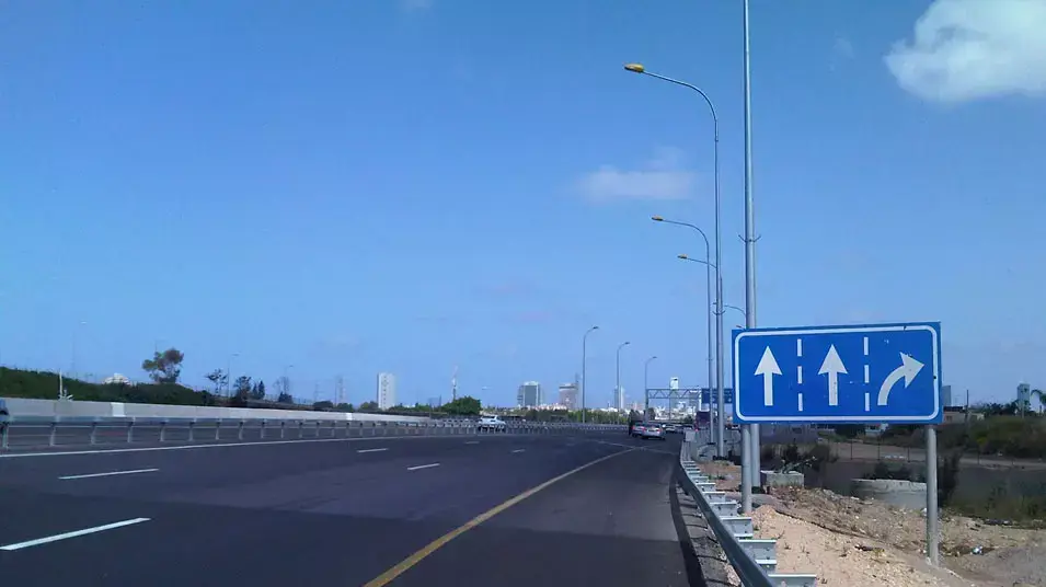 כביש 1 הכניסה לתל אביב עם הנתיב המהיר היוצר צוואר בקבוק